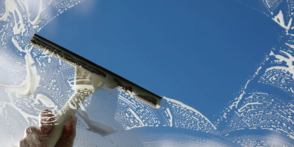 6 Factors to Consider When Choosing a Window Cleaning Service