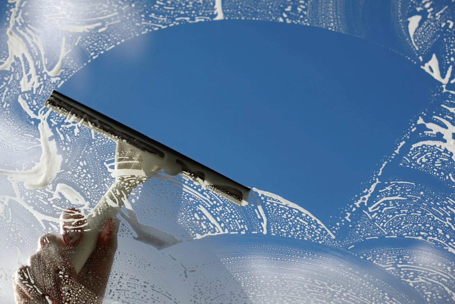 6 Factors to Consider When Choosing a Window Cleaning Service