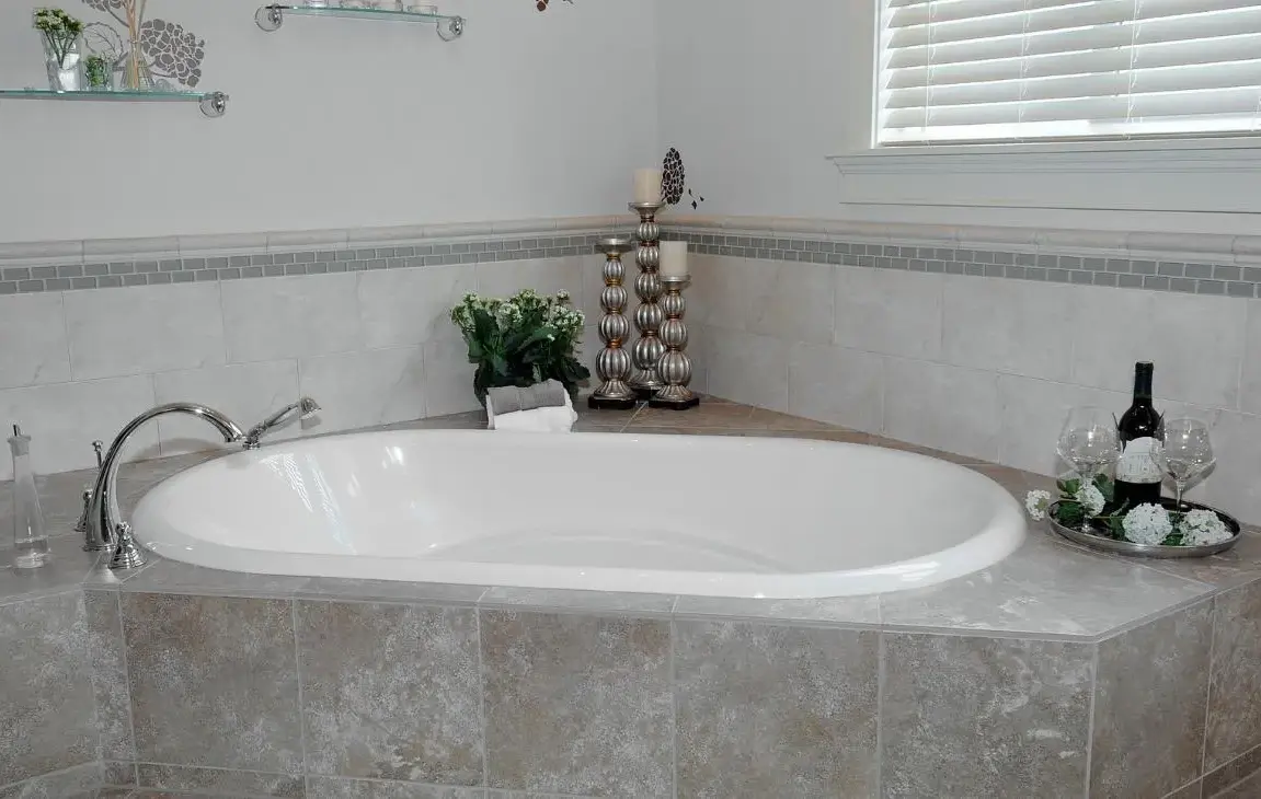 3 Reasons To Install a Soaker Tub In Your Bathroom