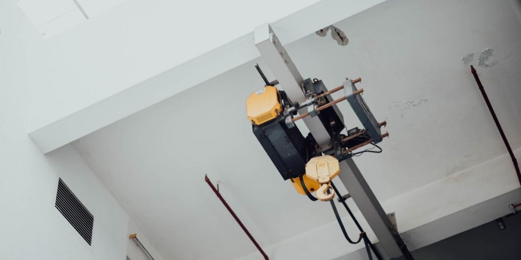 How an Electric Hoist Helps In Lifting Heavy Items Easily