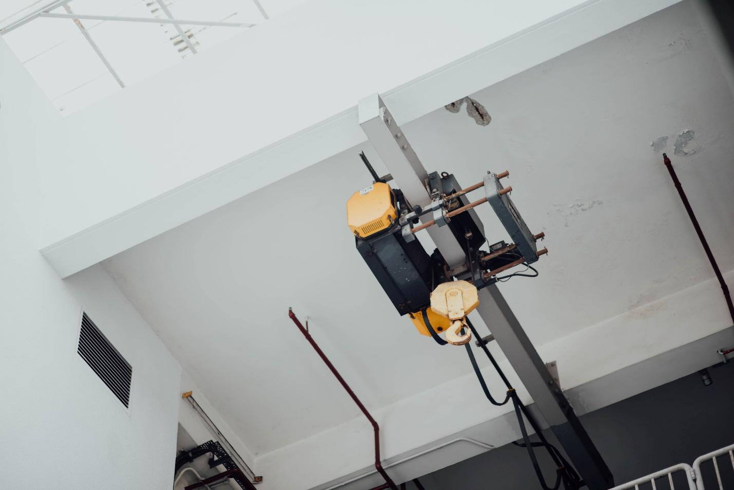 How an Electric Hoist Helps In Lifting Heavy Items Easily