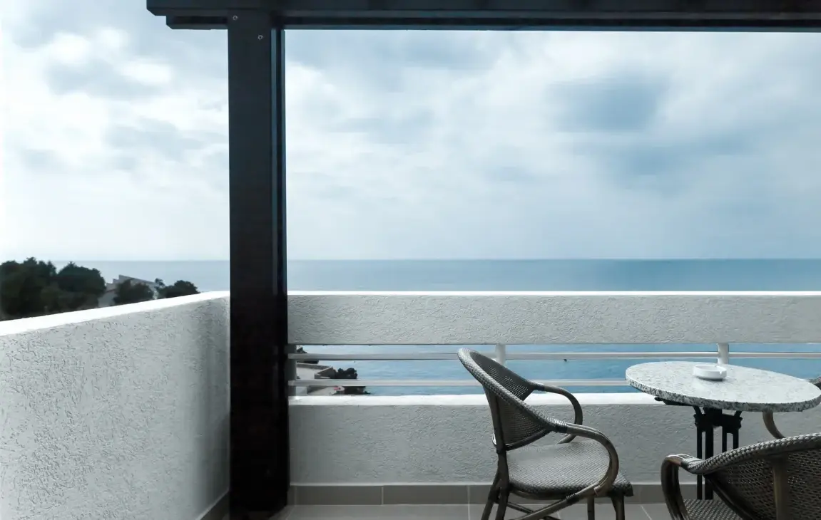 How to Organize a Perfect Work Space on the Balcony