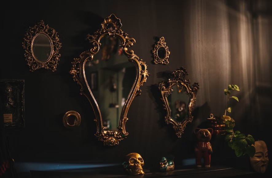 Why You Should Build a Home Capable of Emphasizing Unique Antiques